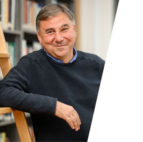 Speaker der Helmut Schmidt Lecture 2026 im November, Ivan Krastev. Daneben das Logo der Lecture, ein türkises „L“