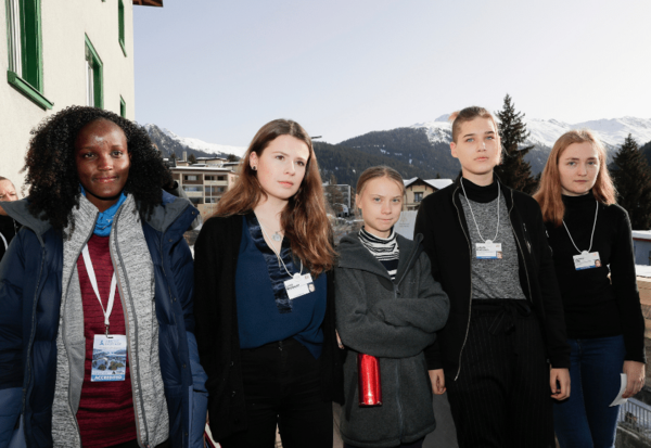 Vanessa Nakate, Luisa Neubauer, Greta Thunberg und weitere Frauen stehen nebeneinander.