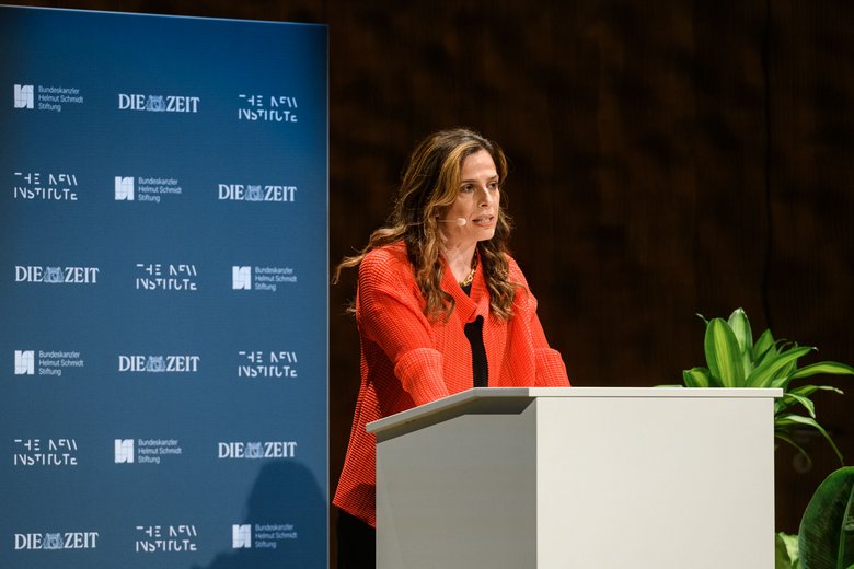 [Translate to English:] Rednerin auf Bühne beim  Helmut Schmidt Zukunftspreis 2022