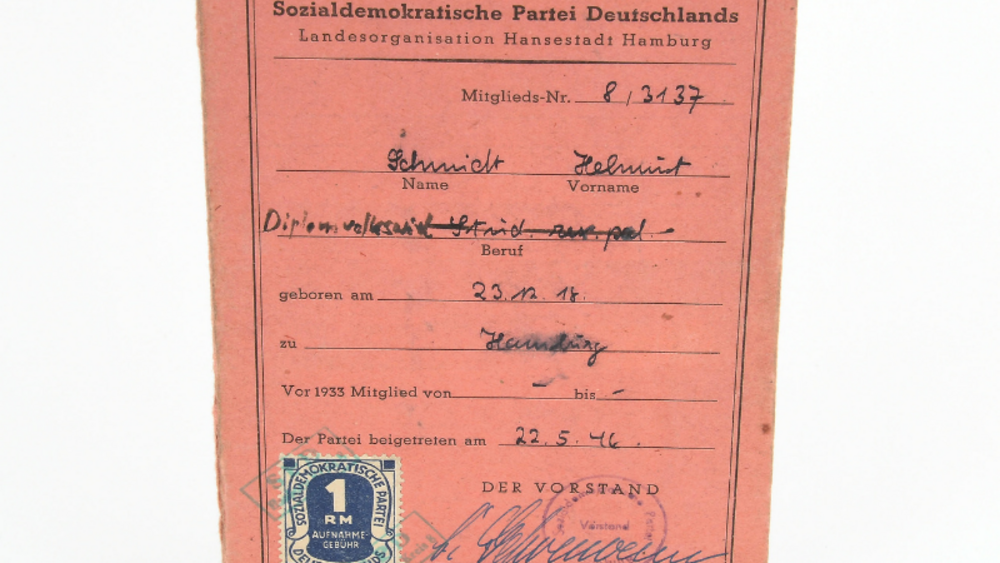 roter Mitgliedausweis von Helmut Schmidt