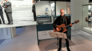 Mike Manske with guitar in the exhibition "Schmidt! Living democracy"