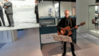 Mike Manske mit Gitarre in der Ausstellung „Schmidt! Demokratie leben“