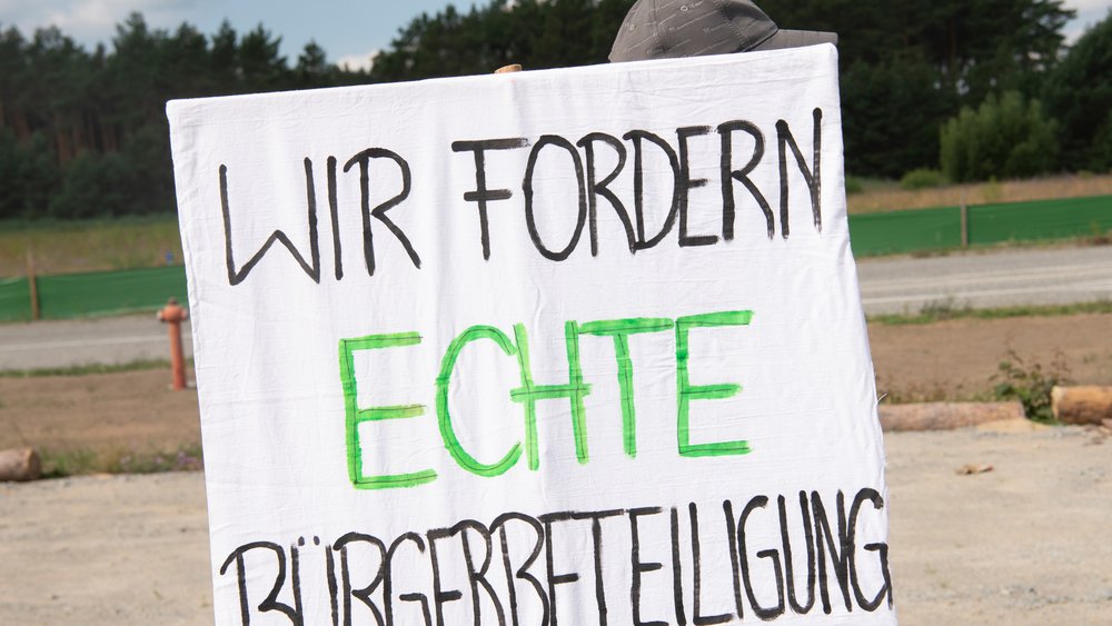Demonstrationsplakat mit Aufschrift "Wir fordern echte Bürgerbeteiligung"