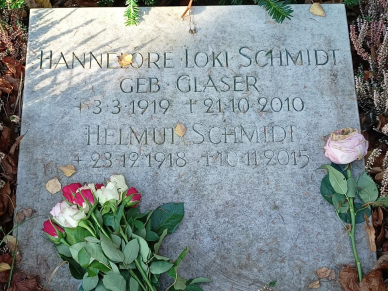 Loki and Helmut Schmidt’s gravestone