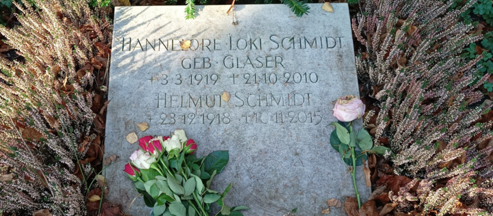 Loki and Helmut Schmidt’s gravestone