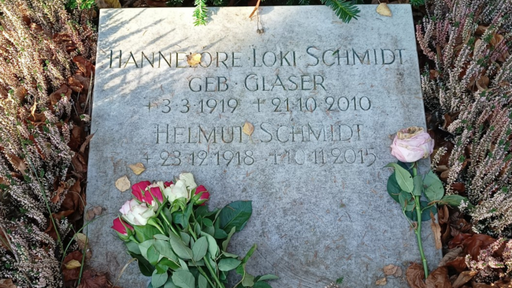 Loki and Helmut Schmidt’s gravestone
