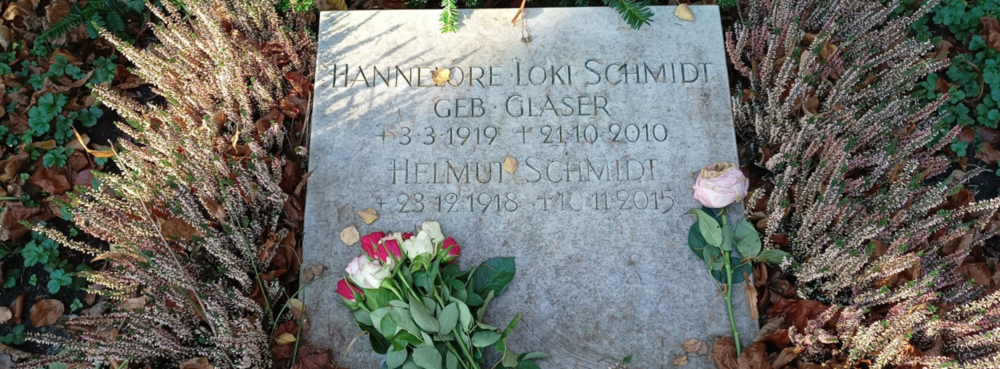 Loki and Helmut Schmidt's gravestone