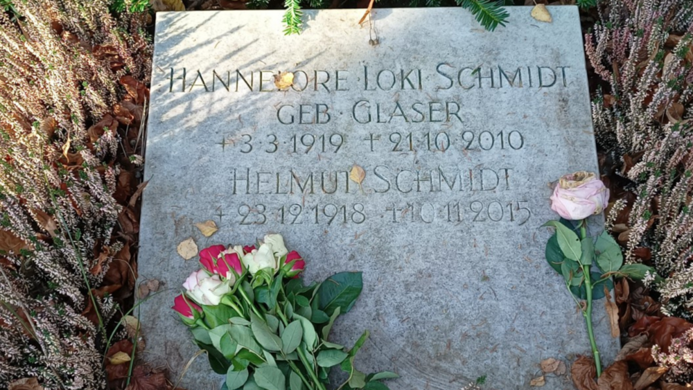 Loki and Helmut Schmidt's gravestone