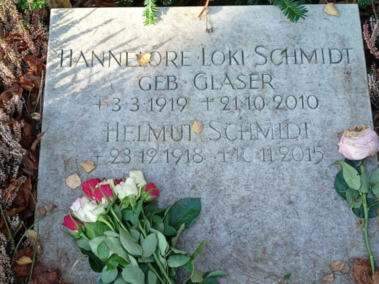 Loki and Helmut Schmidt's gravestone
