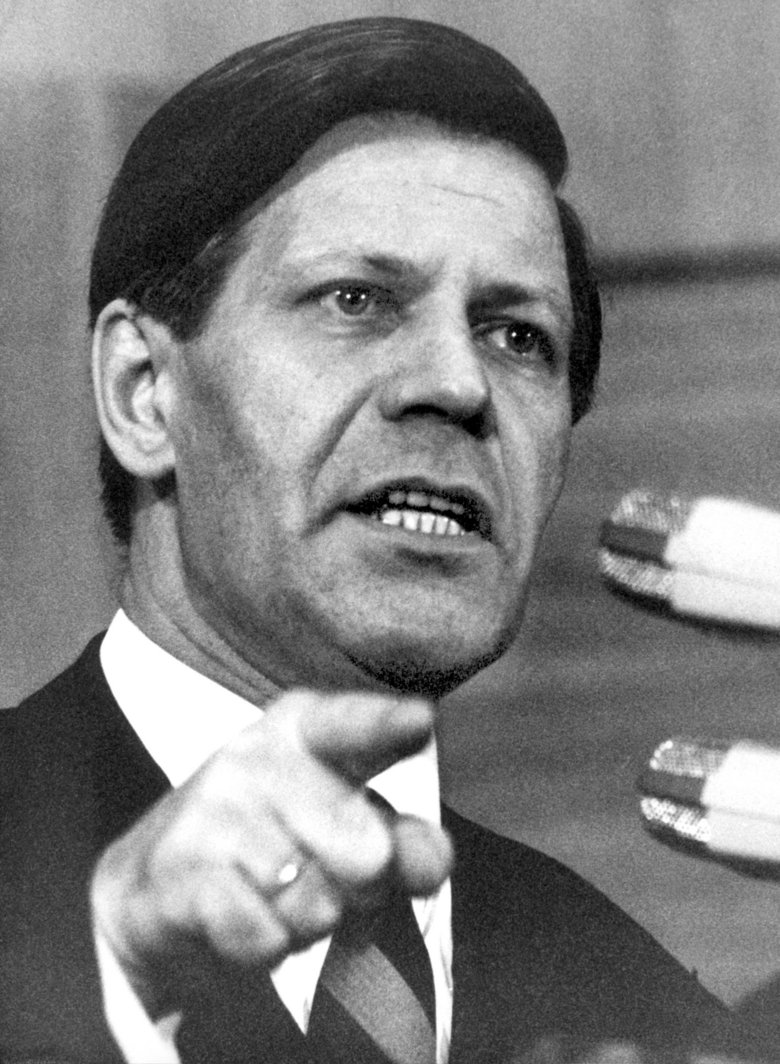 Helmut Schmidt at the SPD party conference in Nuremberg on 18 March 1968.