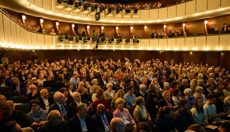 [Translate to English:] Blick in den gefüllten Saal des Thalia Theaters in der Hamburger Innenstadt.