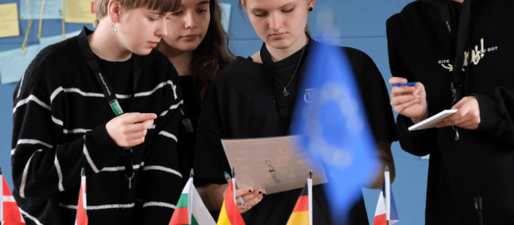 SchülerInnen beim gemeinsamen Bearbeiten einer Aufgabe von Unlock Europe