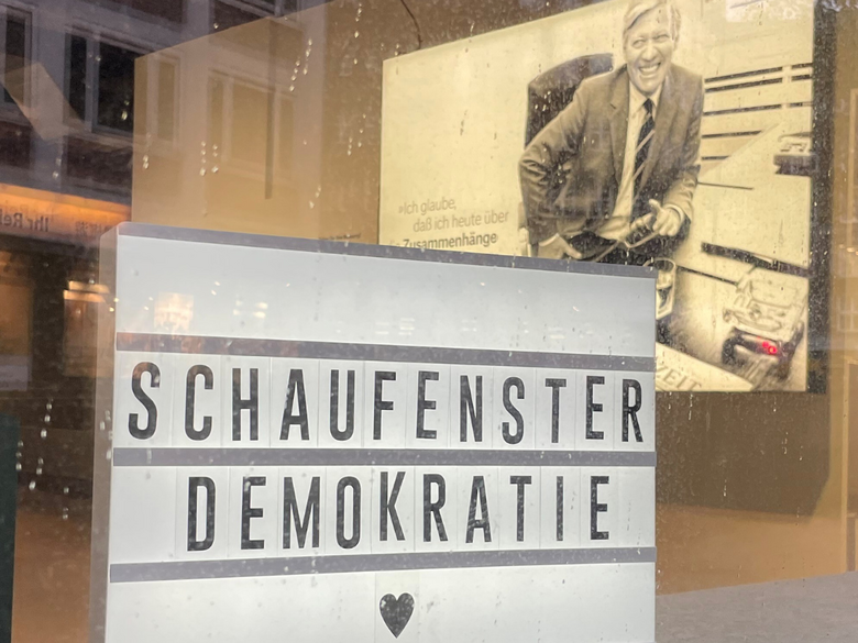 Schild im Schaufenster mit dem Titel "Schaufenster Demokratie"