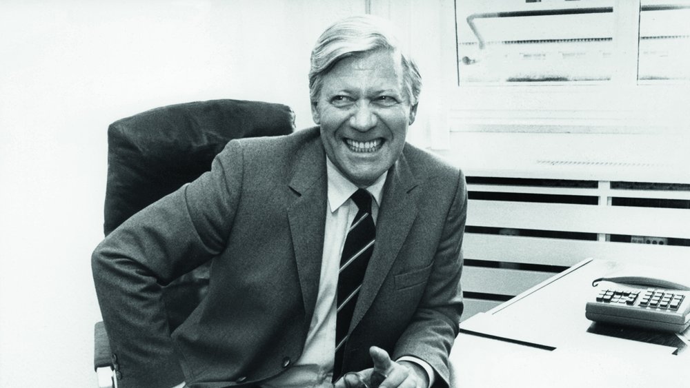 Foto von Helmut Schmidt am Schreibtisch.