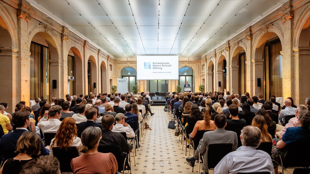 Colour photograph: A packed Leibniz Hall at the Berlin-Brandenburg Academy of Sciences and Humanities