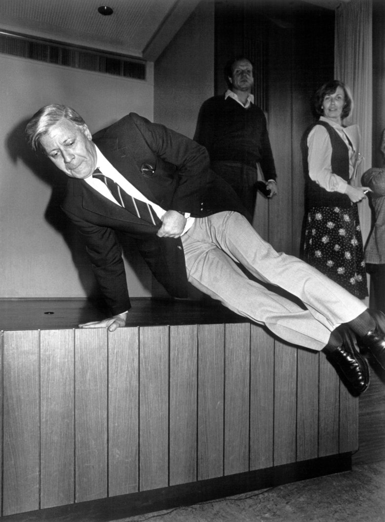 On 25 November 1979, after a press conference at Mümmelmannsberg Primary School in Hamburg-Bergedorf, where he had been nominated as the SPD’s direct candidate for his constituency, Chancellor Helmut Schmidt (SPD) bounded energetically off the podium.