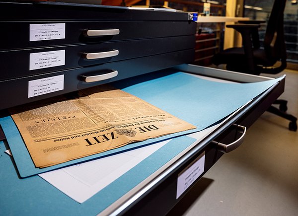 In einer geöffneten Schublade eines Archivschranks liegt eine historische Ausgabe der ZEIT. 