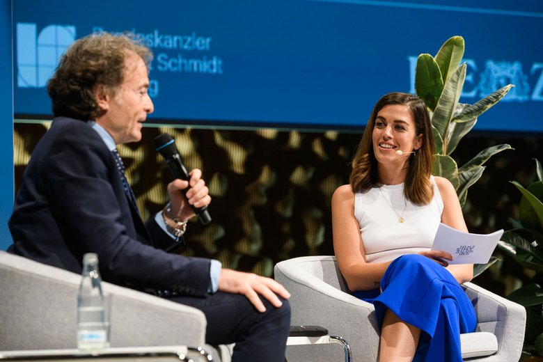 [Translate to English:] Zwei Menschen auf Bühne beim Helmut Schmidt Zukunftspreis 2022