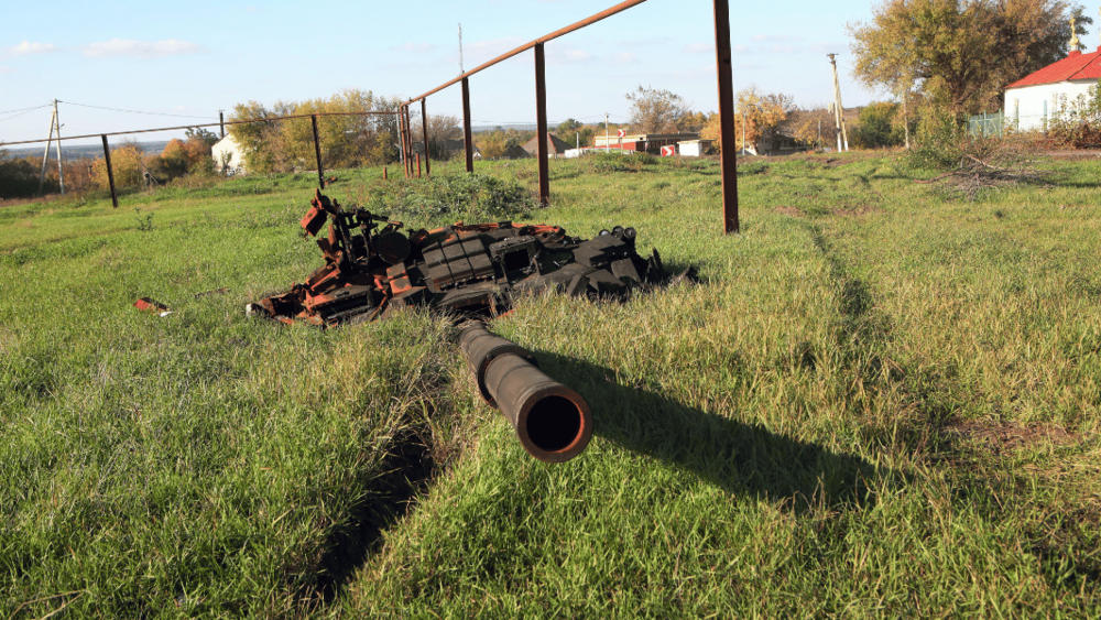 [Translate to English:] Abgesprengter Turm eines zerstörten russischen Panzers auf Wiese
