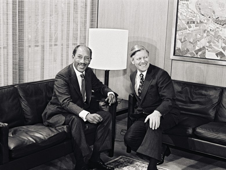 Helmut Schmidt and Anwar as-Sadat laughing in conversation