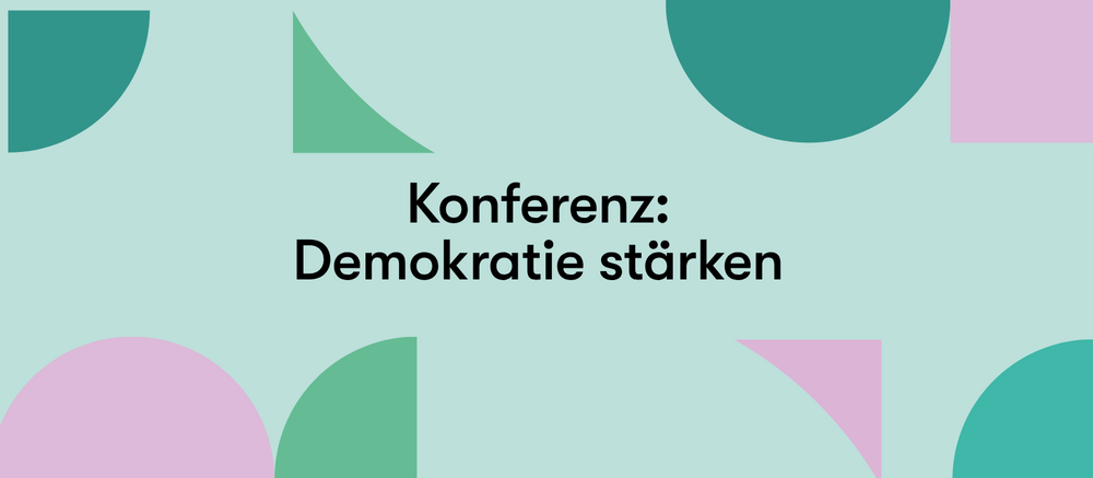 Formen mit dem Schriftzug "Konferenz: Demokratie stärken"