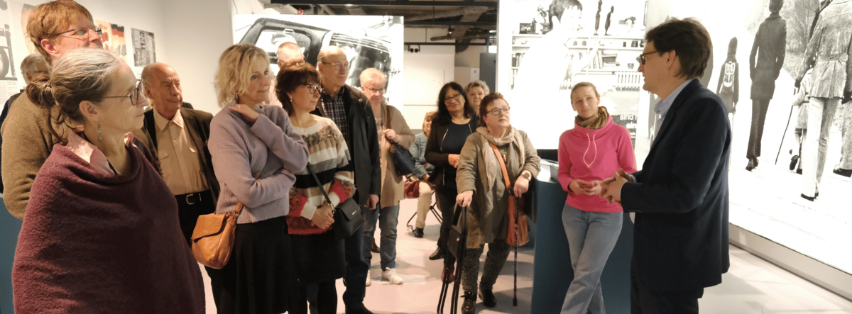 Dr. Meik Woyke führ eine Gruppe interessierter TVH-Mitglieder durch die Ausstellung "Schmidt! Demokratie leben"