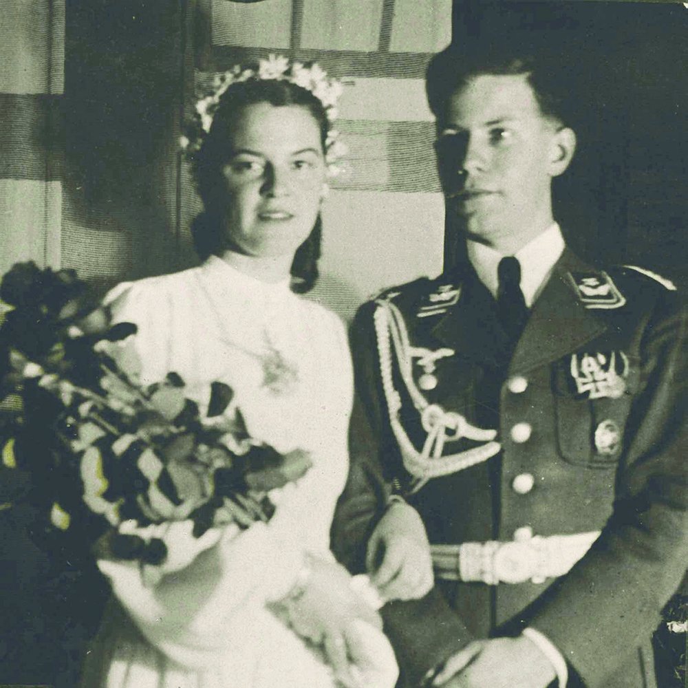 Historisches Schwarzweißfoto: Helmut Schmidt und Hannelore „Loki“ Schmidt bei ihrer Hochzeit. Sie in weißem Kleid mit Brautstrauß, er in Uniform