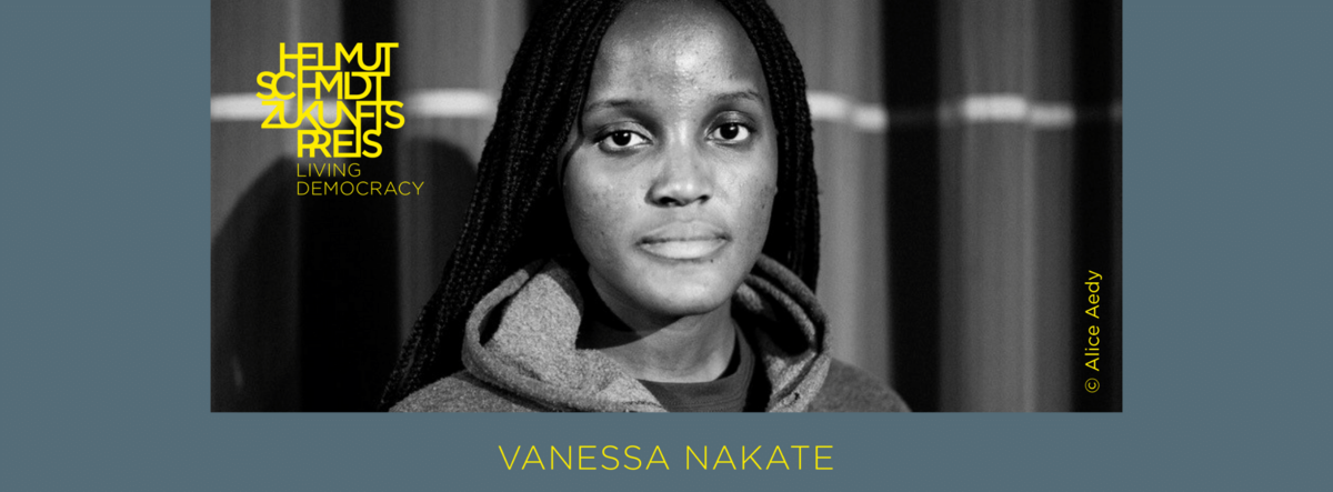 Schwarz-Weiß-Porträt von Vanessa Nakate.