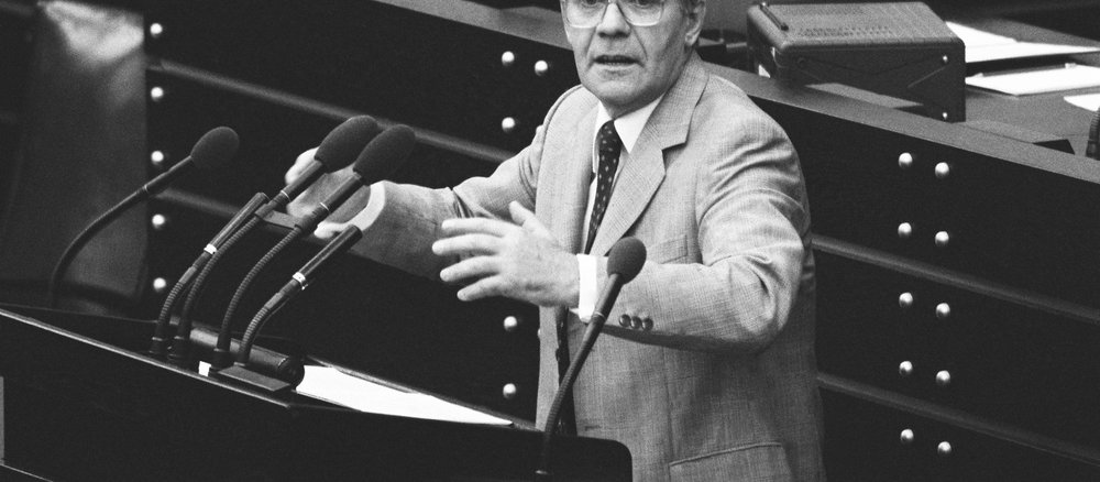 Helmut Schmidt beim Redehalten im Bundestag