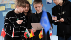 SchülerInnen beim gemeinsamen Bearbeiten einer Aufgabe von Unlock Europe