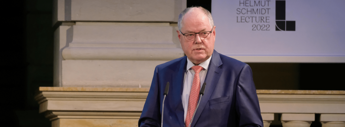 Peer Steinbrück am Rednerpult während der Helmut Schmidt Lecture 2022.. 