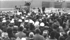 Helmut Schmidt bei Redehalten vor Menschenmenge vor Elbtunnel-Eingang