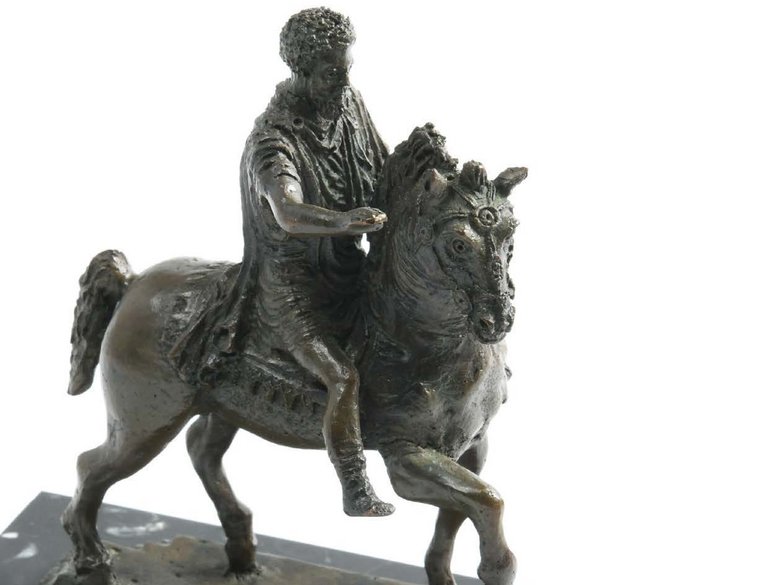 Marmorierte dunkle Miniatur-Reiterfigur