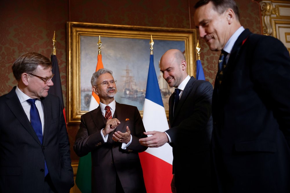 Die Außenminister von Polen, Frankreich, Deutschland und Indien stehen vor einer Polen- und Frankreich-Flagge