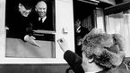 Erich Honecker überreicht Helmut Schmidt bei Abreise an Bahnhof ein Lutschbonbon.