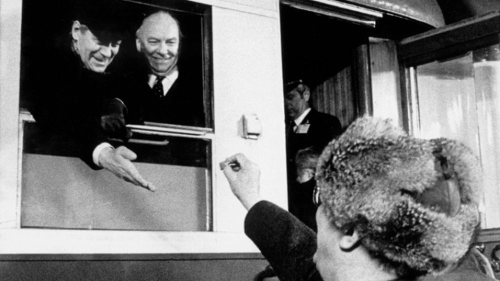 Erich Honecker hands Helmut Schmidt a lollipop on his departure from the railway station.