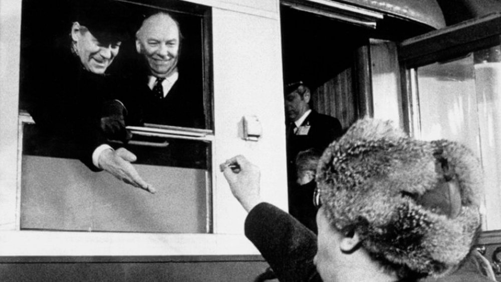Erich Honecker überreicht Helmut Schmidt bei Abreise an Bahnhof ein Lutschbonbon.