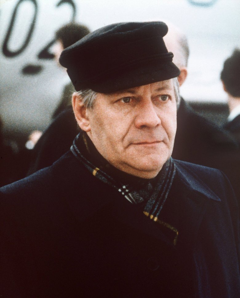 Chancellor Helmut Schmidt (SPD) wearing a Prince Heinrich cap, 30 November 1977.