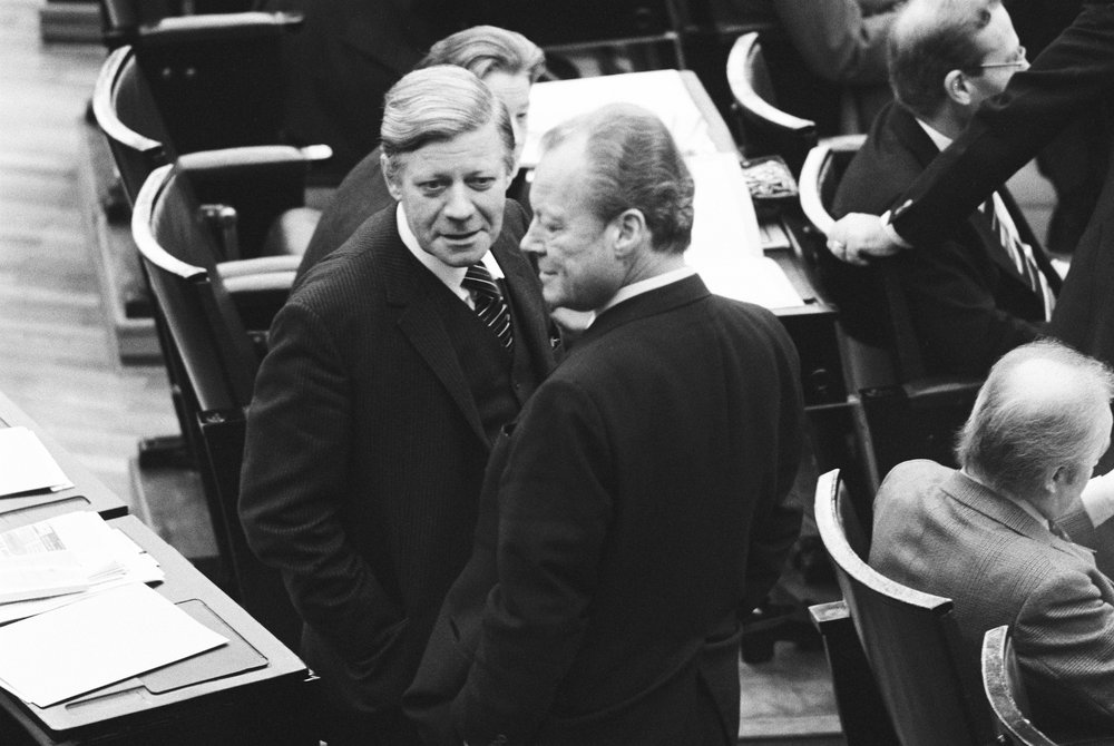 Helmut Schmidt in conversation with Willy Brandt.