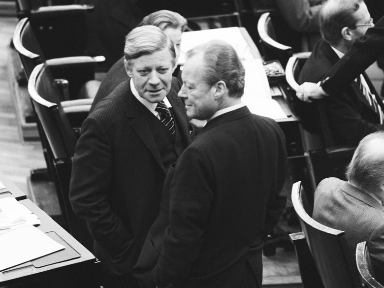 Helmut Schmidt in conversation with Willy Brandt.