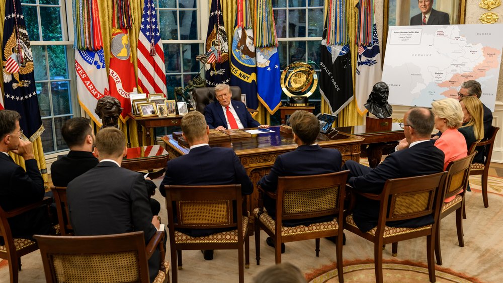 mehrere Menschen sitzen im Halbkreis vor dem US-Präsidenten Trump im Oval Office, EU und NATO Ukraine Gipfel in Washington
