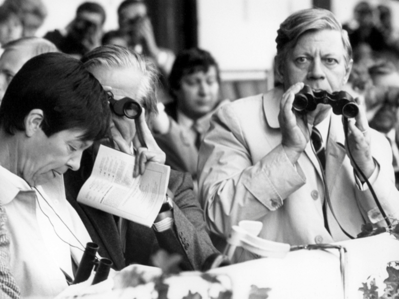 Helmut Schmidt and Loki Schmidt with binoculars