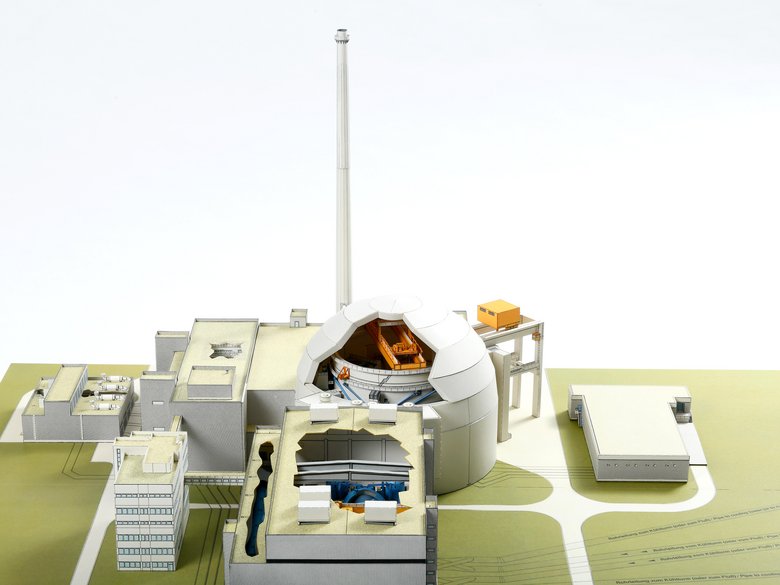 A detailed model of a pressurised water reactor