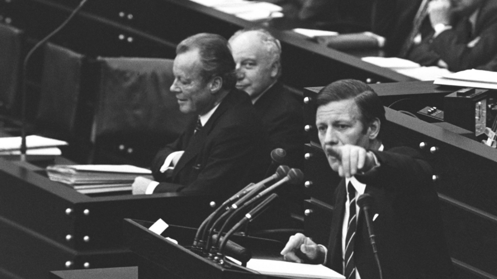 Helmut Schmidt beim Redehalten im Bundestag