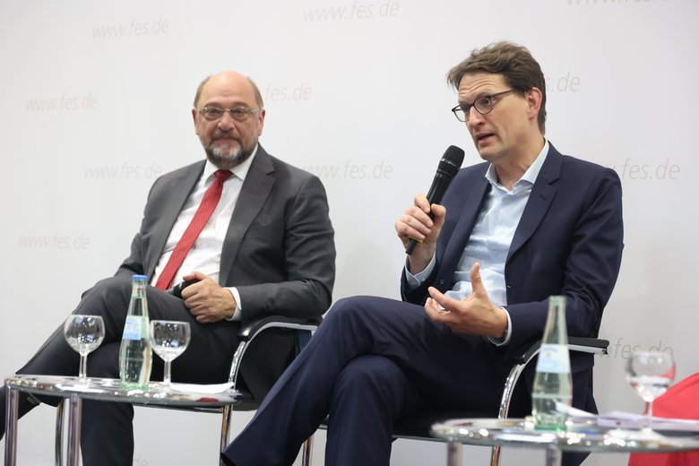 Meik Woyke neben Martin Schulz sitzend