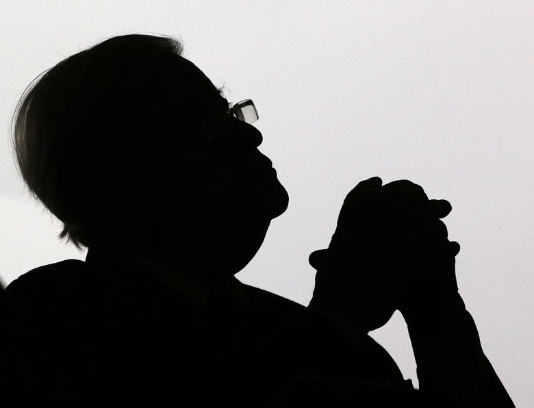 A silhouette of former Chancellor Helmut Schmidt (SPD), who attended a ceremony on 23 October 2012 to rename the Botanical Garden the Loki Schmidt Garden. The Botanical Garden in Hamburg now bears the name of Loki Schmidt, an honorary citizen of Hamburg and passionate conservationist.