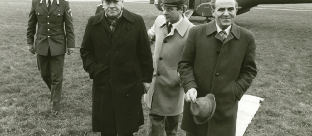 Helmut Schmidt vor Helikopter