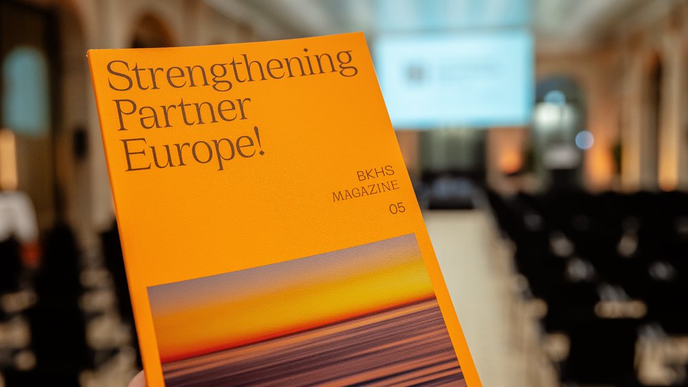 Colour photo: Orange magazine accompanying the lecture “Strengthening Partner Europe!”