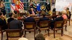 mehrere Menschen sitzen im Halbkreis vor dem US-Präsidenten Trump im Oval Office, EU und NATO Ukraine Gipfel in Washington