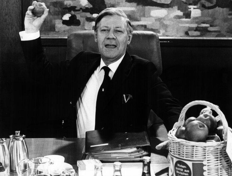 At the start of the cabinet meeting in Bonn on 19 December 1979, Chancellor Helmut Schmidt aimed an apple at the cabinet members. The apples had been brought along as a gift by Agriculture Minister Josef Ertl.